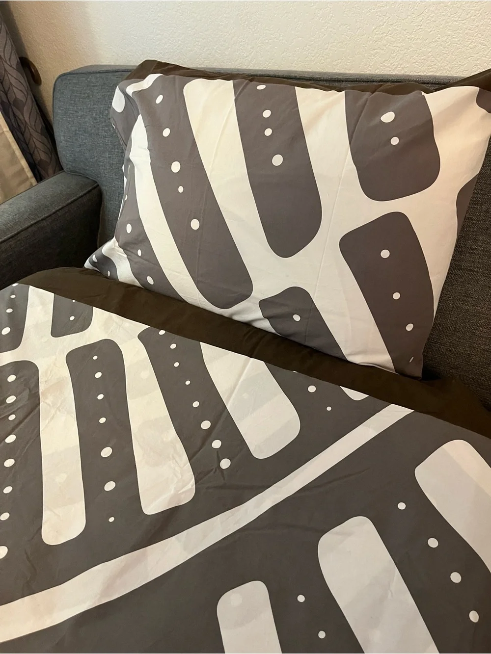 IKEA Classic Queen Duvet MINUS one Pillowcase. Perfect otherwise!